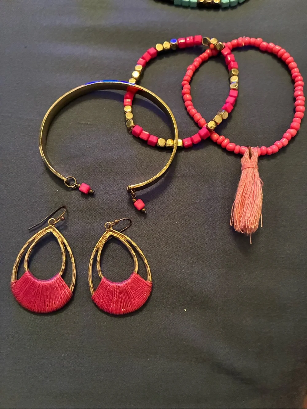 Fashion Jewelry Lot – Necklaces, Bracelets, Earrings, pendant, etc.